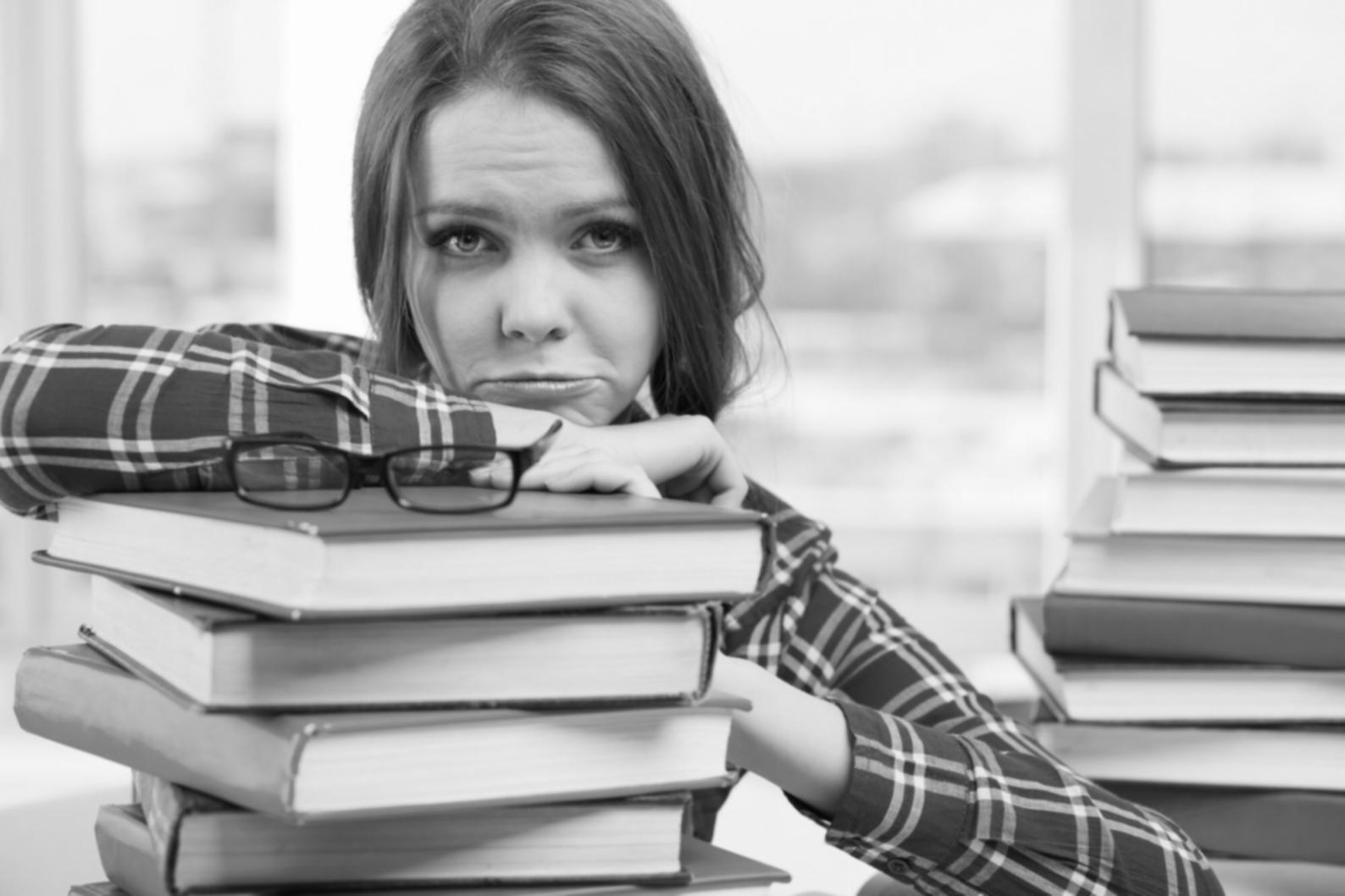 Moderní kancelářské prostředí s finančními grafy a analýzami