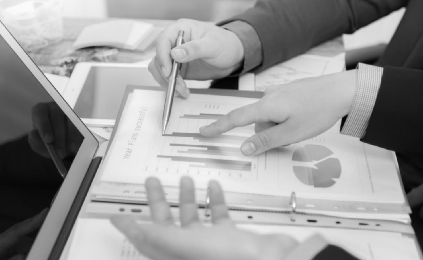 Finanční analýza a modelování na monitoru s grafy a daty