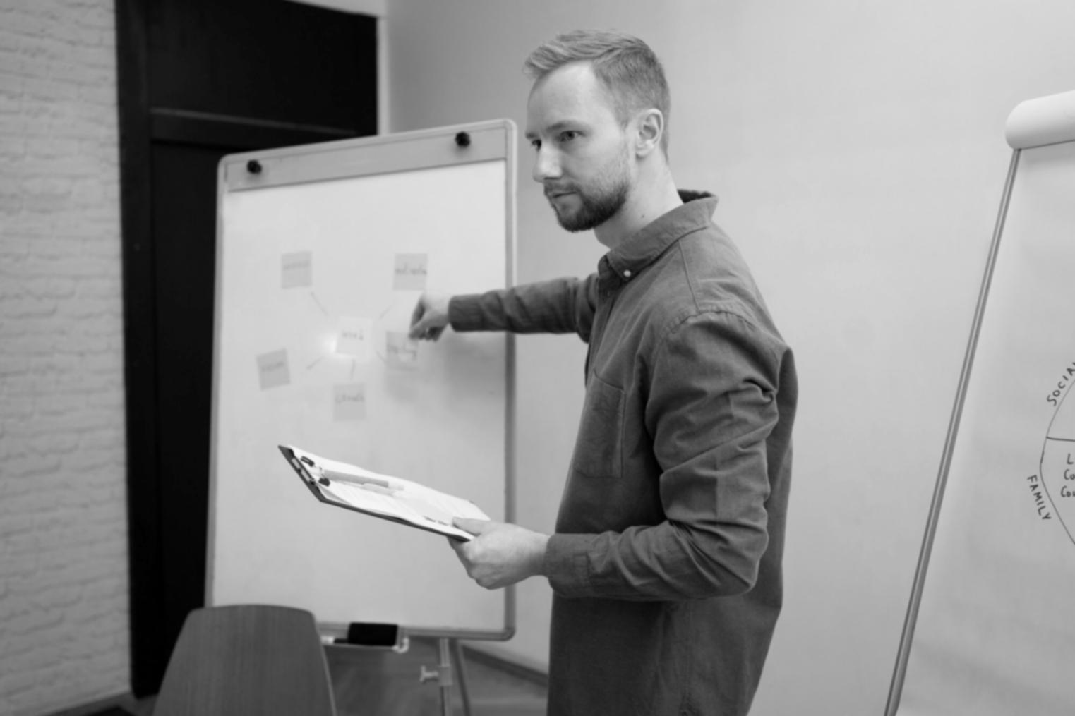 Finanční analytik pracuje s komplexními modely a grafy na několika monitorech